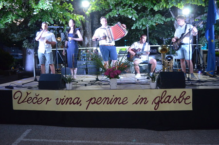 Večer vina, penine in glasbe